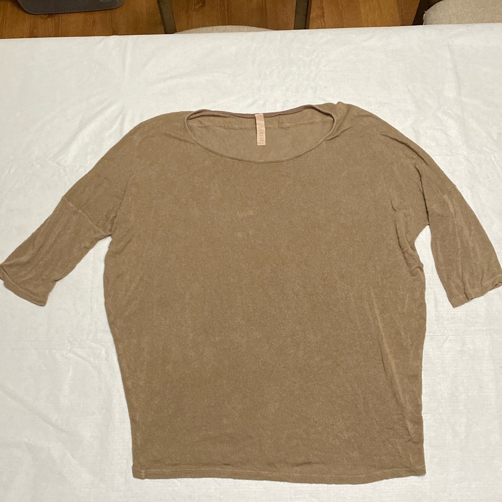 Tan Light-Weight quarter sleeve top size medium in good condition